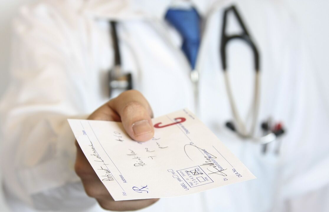 El médico prescribe una receta para el tratamiento de los problemas de potencia después de los 50.