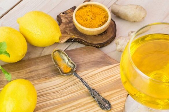 Beber con limón, jengibre y cúrcuma para aumentar la potencia.