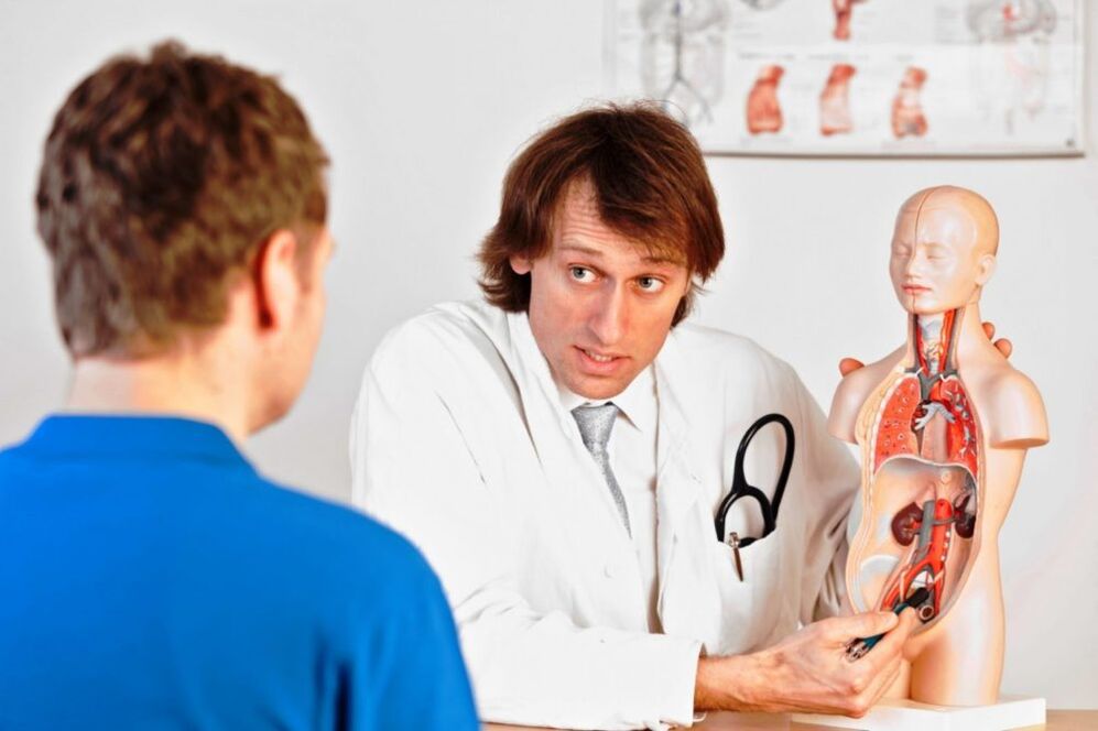 El médico asesora al paciente sobre los motivos que inhiben la potencia.